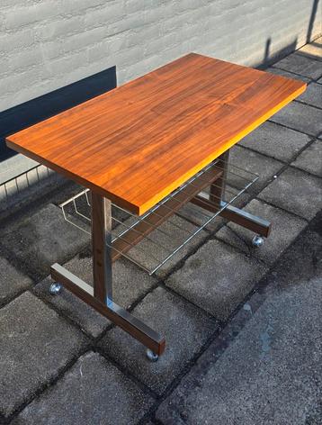 vintage bijzettafel/retro audio meubel/tv meubel op wieltjes beschikbaar voor biedingen