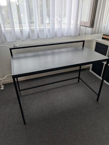 Metalen bureau beschikbaar voor biedingen