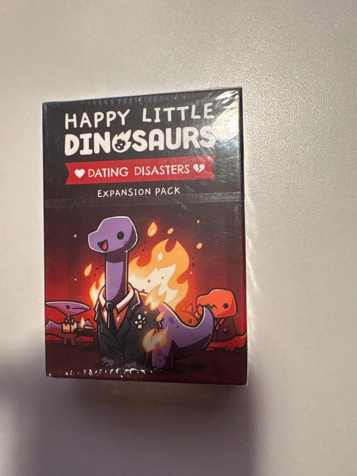 Happy Little Dinosaurs: Dating Disasters Uitbreiding, Hobby en Vrije tijd, Gezelschapsspellen | Kaartspellen, Nieuw, Een of twee spelers