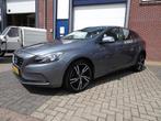 Volvo V40 2.0 T2 R-Design Trekhaak l Stoelverwarming l NAV, Auto's, Voorwielaandrijving, Gebruikt, Euro 6, 4 cilinders