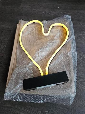 Neon lamp XL Hart Geel Kinderkamer tafellamp nieuw in doos. beschikbaar voor biedingen