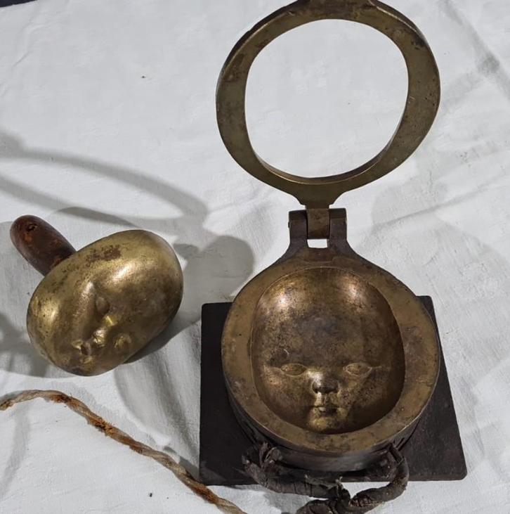 Bronzen pers mal voor poppen, met verwarmingselement, 30/40s, Verzamelen, Poppen, Gebruikt, Accessoires, Ophalen of Verzenden
