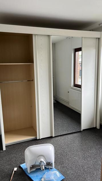 Kledingkast met schuifdeuren