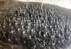 WO1 DUITS Zw/w foto grote groep soldaten op heuvel, Verzamelen, Foto of Poster, Duitsland, Landmacht, Verzenden