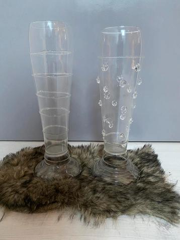 2 glazen vazen beschikbaar voor biedingen