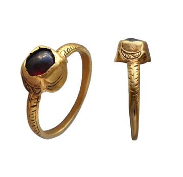 Bodemvondst Renaissance gouden ring met granaat steen  beschikbaar voor biedingen