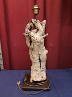 Houten sculptuur lampvoet op metalen ondergrond, Huis en Inrichting, Lampen | Tafellampen, Ophalen of Verzenden, Gebruikt, Hout