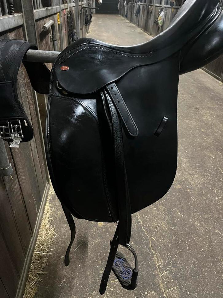 Kent & masters dressuurzadel 17,5, Dieren en Toebehoren, Paarden en Pony's | Zadels, Zo goed als nieuw, Dressuur, Ophalen