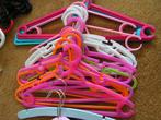 Kleurige kinderkledinghangers, Ophalen of Verzenden, Zo goed als nieuw, Kunststof, Kinderen