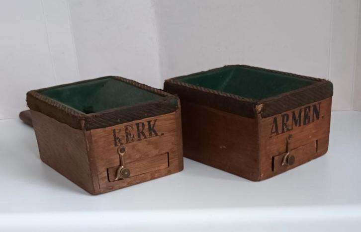 Antieke Collectebakken stokken voor in Kerk tekst Armen Kerk, Antiek en Kunst, Antiek | Religie, Ophalen of Verzenden