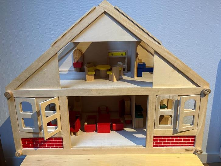 Beeboo houten poppenhuis met meubeltjes en 12 poppetjes, Kinderen en Baby's, Speelgoed | Poppenhuizen, Zo goed als nieuw, Poppenhuis