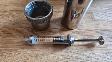 Glazen diiabetis injectiespuit in sterilisatie koker+naalden beschikbaar voor biedingen