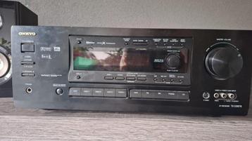 Onkyo AV receiver TX-DS676 met 2 luidsprekerboxen.  beschikbaar voor biedingen
