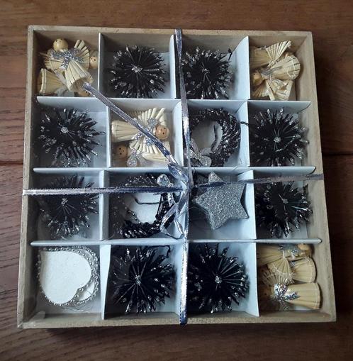 Houten doos - engelen stro - sterren - harten - zwart - glit, Diversen, Kerst, Nieuw, Ophalen of Verzenden