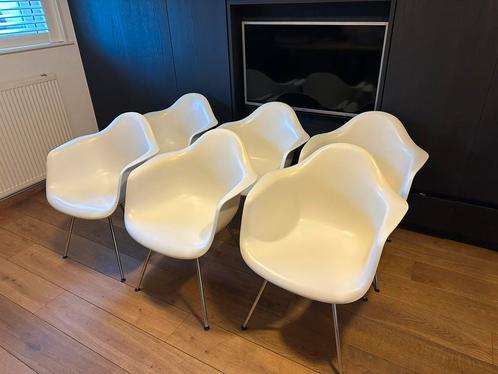6 witte Vitra Eames stoelen met armleuningen, Huis en Inrichting, Stoelen, Ophalen