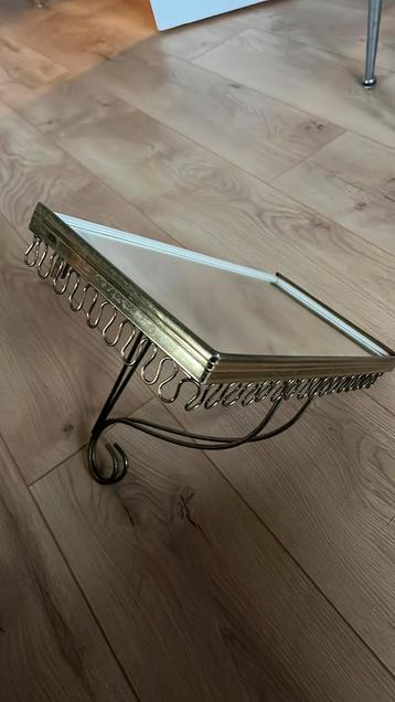 Vintage wandplank met spiegelplateau en krullen beschikbaar voor biedingen