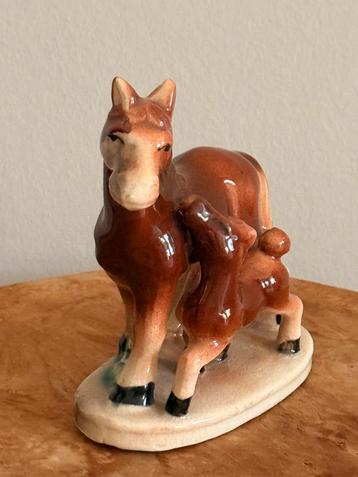 Vintage Porseleinen Beeldje Paard en Veulen Keramiek beschikbaar voor biedingen