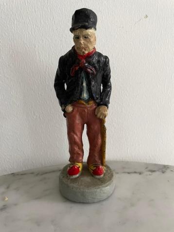 Vintage beeldje van oude man / boer met luxe klompen. beschikbaar voor biedingen