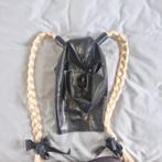 Latex masker met staartjes, Verzenden, Gedragen