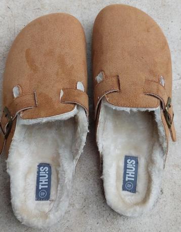 Bruine met bontje gevoerde pantoffels maat 40 beschikbaar voor biedingen