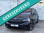 Skoda Enyaq iV 80 SPORTLINE PANO SOH 94% BTW TREKHAAK, Auto's, Automaat, Achterwielaandrijving, Gebruikt, Zwart
