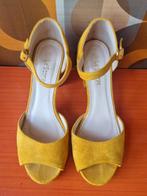 Okergele velvet sandalen met hak., Kleding | Dames, Overige kleuren, Zo goed als nieuw, Le Scarpe, Sandalen of Muiltjes