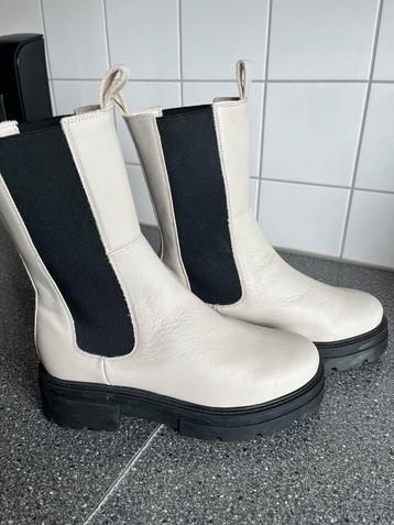 Te koop: mooie dames-boots beschikbaar voor biedingen