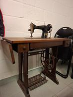 Oude Singer naaimachine met tafel, Ophalen