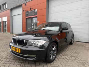 BMW 1-Serie 1.6 116I 5DR 2009 Zwart Airco/Navi/Cruise/Apk beschikbaar voor biedingen
