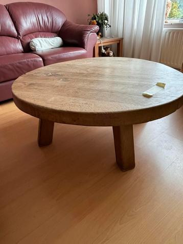 Ronde eikenhouten salontafel beschikbaar voor biedingen