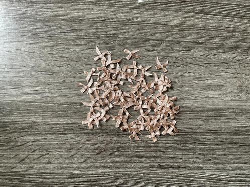 Aanbieding mooie beige  satijn strikjes nu 50 voor € 2.50, Hobby en Vrije tijd, Naaien en Fournituren, Nieuw, Applicatie, Verzenden