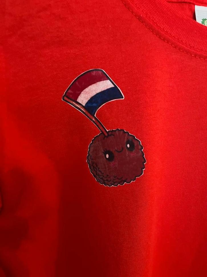 Rood T-shirt met Bitterbal Print, Kleding | Dames, Carnavalskleding en Feestkleding, Zo goed als nieuw, Ophalen of Verzenden