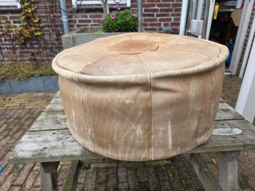 Vintage poef beschikbaar voor biedingen