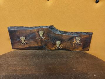 Rustieke Kapstok van Onbewerkt Hout (Live Edge) met Messing  beschikbaar voor biedingen
