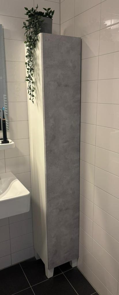 Hoge kast met betonlook deur, incl. 4 planken en pootjes, Huis en Inrichting, Kasten | Overige, Zo goed als nieuw, Ophalen