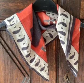 Vierkante blauw-rood-grijze sjaal, shawl, doek; 50 x 50 cm beschikbaar voor biedingen