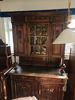 Antieke buffetkast met veel opbergruimte