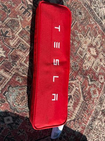 Tesla model 3 veiligheidsset beschikbaar voor biedingen