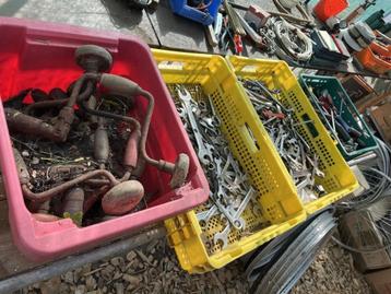 partij gereedschap sleutels schroevendraaiers hamers boren beschikbaar voor biedingen
