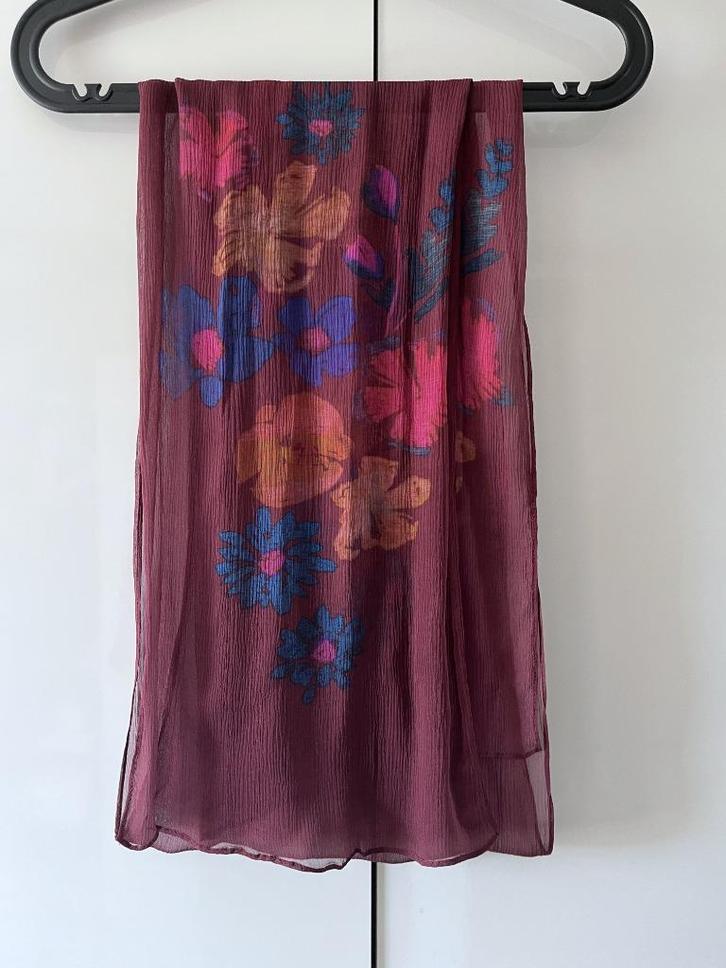 🍁Mooi bordeaux sjaaltje met print van Caroline Biss 1 maat, Kleding | Dames, Mutsen, Sjaals en Handschoenen, Zo goed als nieuw