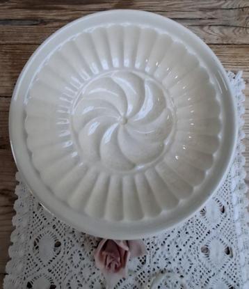 Ronde creme aardewerk puddingvorm beschikbaar voor biedingen