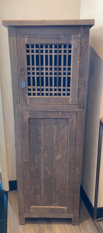 Driftwood smalle kast met raster beschikbaar voor biedingen