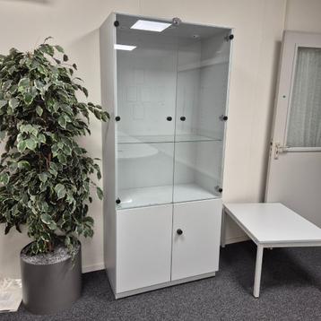 grijze houten vitrinekast met glasdeuren met verlichting beschikbaar voor biedingen