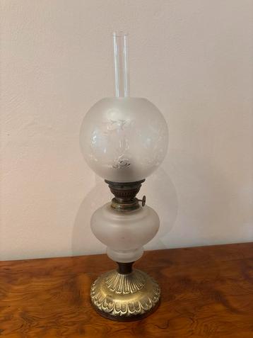 Antieke Petroleumlamp met Glazen Kap beschikbaar voor biedingen