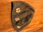 92-110 Grijze gebreide muts met bloem, Kinderen en Baby's, Kinderkleding | Maat 98, Ophalen of Verzenden, Zo goed als nieuw, Meisje