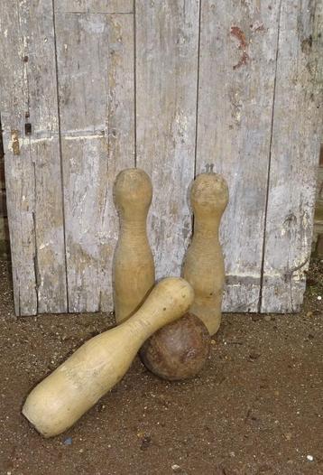 3 originele houten kegels en houten kegelbal beschikbaar voor biedingen