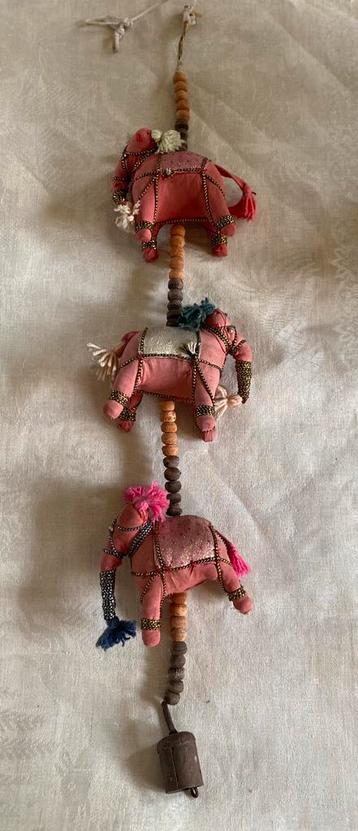 Slinger met rood/roze olifanten beschikbaar voor biedingen