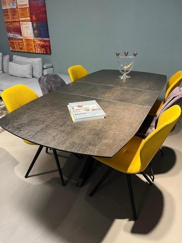 - AKANTE - Phoenix eettafel  beschikbaar voor biedingen
