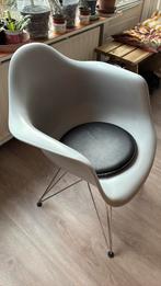 Vitra Eames DAR Lichtgrijze Stoel, Huis en Inrichting, Stoelen, Ophalen, Kunststof, Zo goed als nieuw, Eén