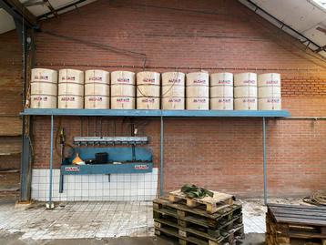 Vaten stelling 200 liter met buizen en sluitkranen  beschikbaar voor biedingen